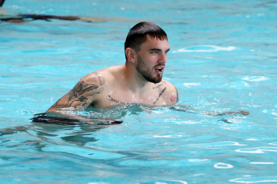 Es läuft einfach: Seit seinem Wechsel von Dresden nach Aue schwimmt Pascal Testroet im wahrsten Sinne des Wortes oben.