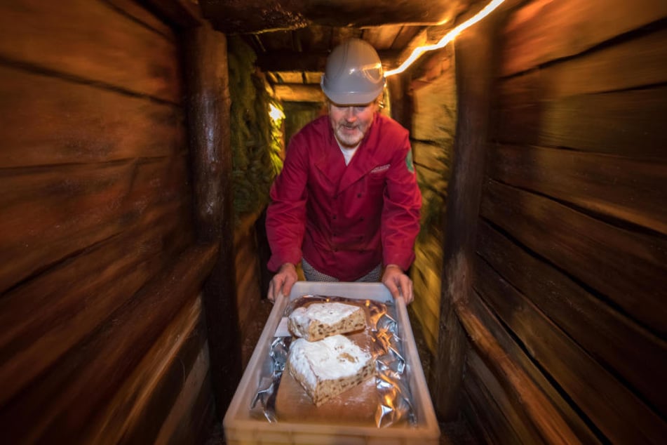 Konditormeister Lorenz Endter holt seine Stollen nach 30 Tagen Ruhezeit wieder aus dem Stollen.