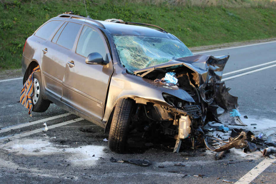 Der Fahrer des Skoda Oktavia raste in den Gegenverkehr und war sofort tot.