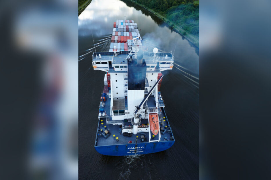 Das Containerschiff Calisto fährt 2014 auf dem Nord-Ostsee-Kanal in der Nähe von Beldorf, Schleswig-Holstein.