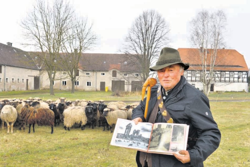 Schäfer Dieter Schlafke (81) zeigt das Bild, das ihn berühmt machte.
