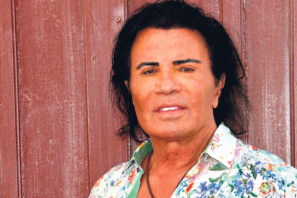 Sänger Costa Cordalis (73)
absolviert derzeit eine Reha, um bald wieder ohne Krücken laufen zu können.