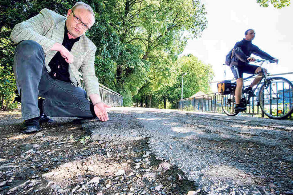Bröselnde Wege rund um den Schlossteich: Stadtrat Falk Müller (40,
AfD) kritisiert, dass für das Umfeld mit Bänken und Papierkörben kein Geld da
ist.