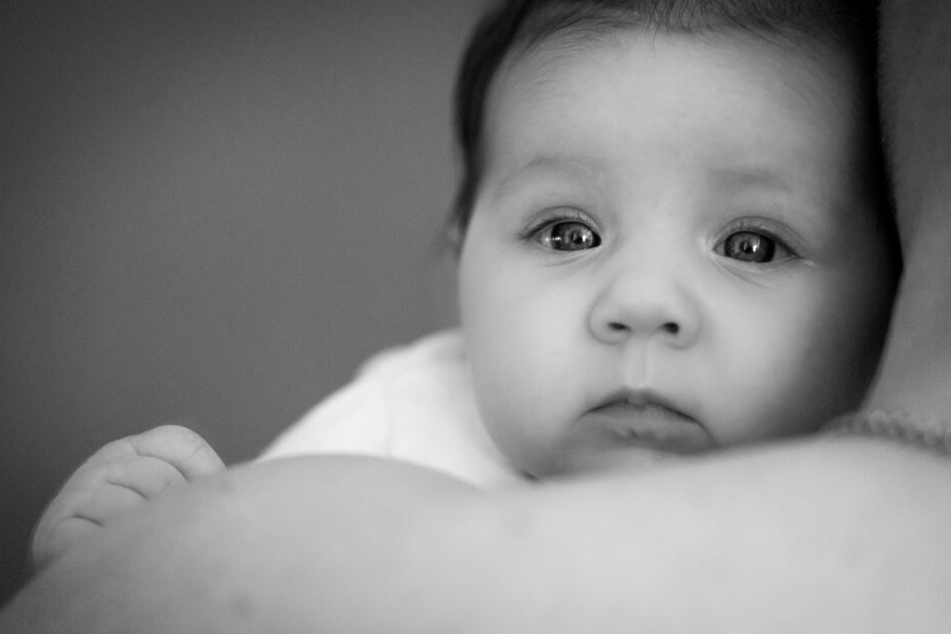 Babys lieben es, das Gesicht und die Mimik ihrer Eltern zu betrachten.