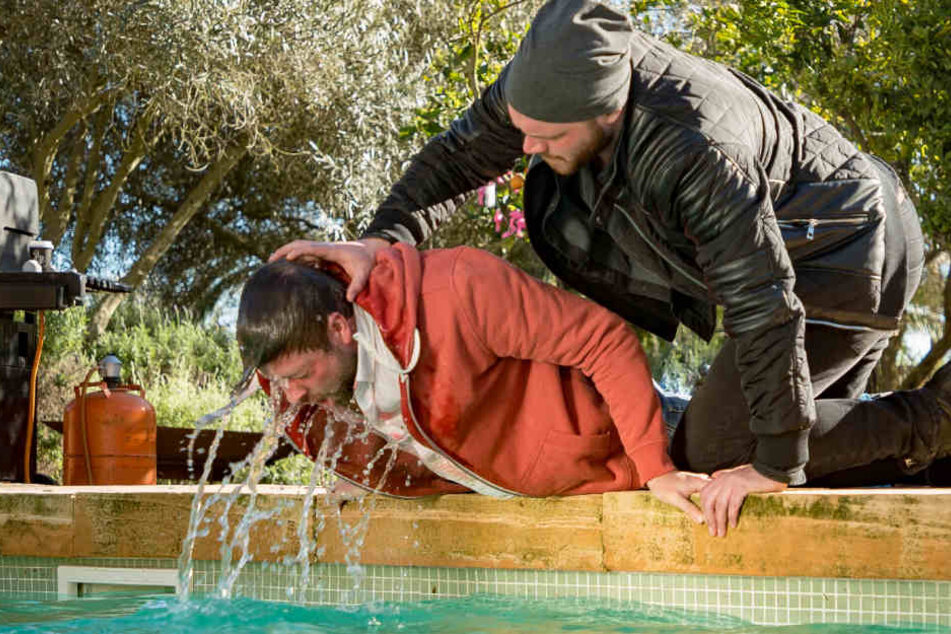 Immer wieder wird Felix von Jascheroff von Erik-Darsteller Patrick Heinrich unter Wasser getaucht.