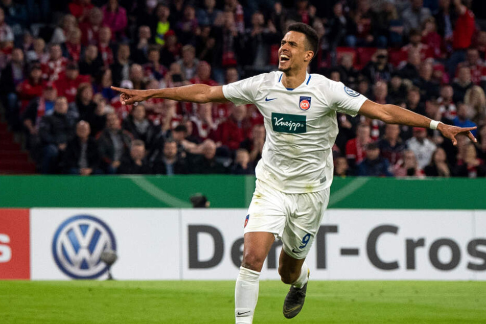 Robert Glatzl feiert am 3. April sein Tor zum 4:4 gegen Bayern München.