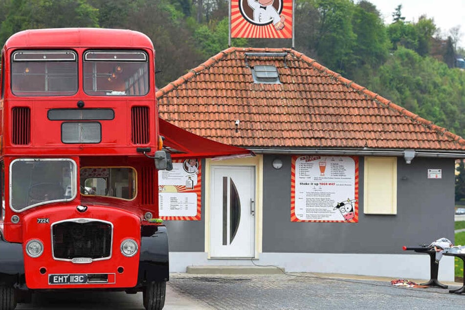 Eindeutig englisch - und trotzdem schmeckt’s! Der Eisbus ist ein Hingucker direkt an der
Elbe.