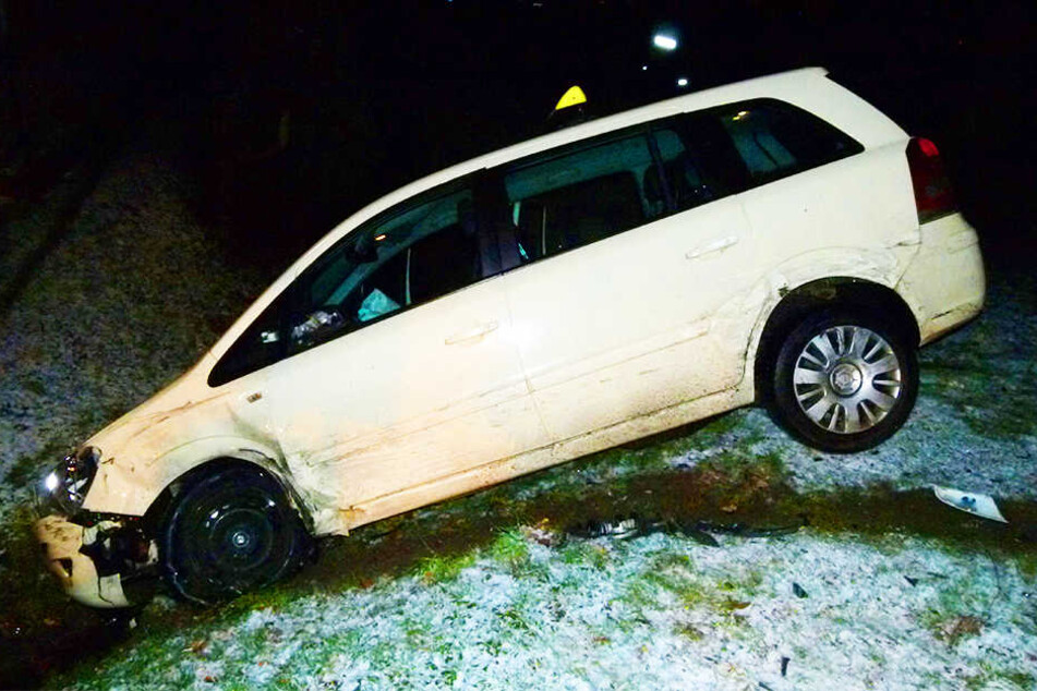 Die Taxifahrerin zog sich beim Crash leichte Verletzungen zu. Ihre Fahrgäste blieben unverletzt.