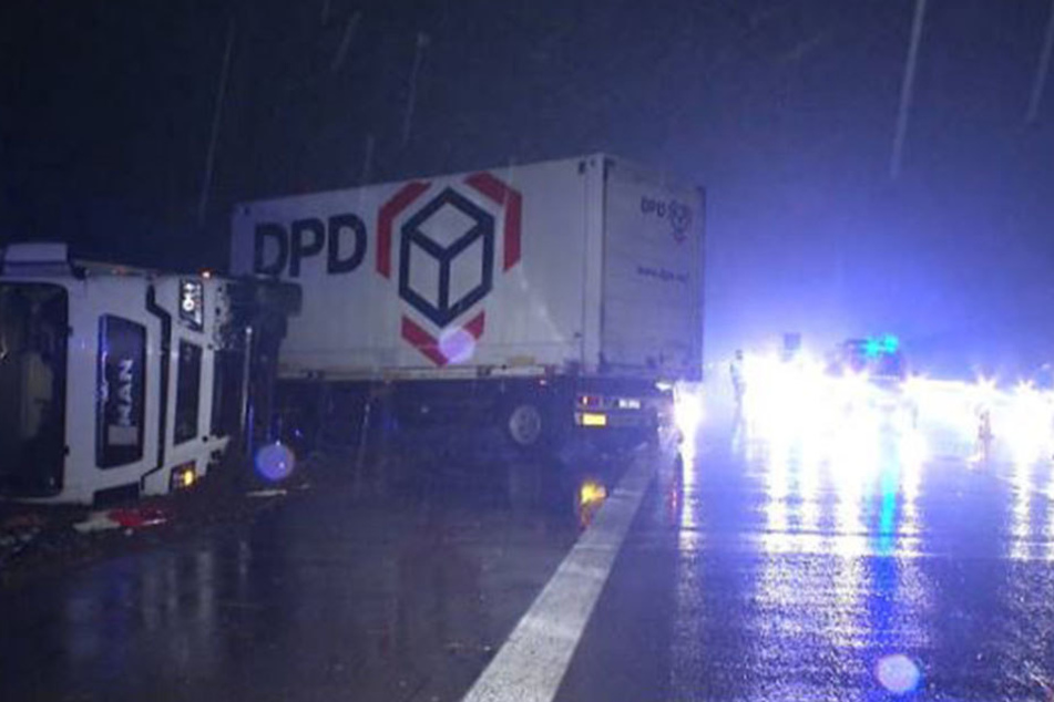 Der Lkw-Fahrer prallte gegen einen Reisebus.
