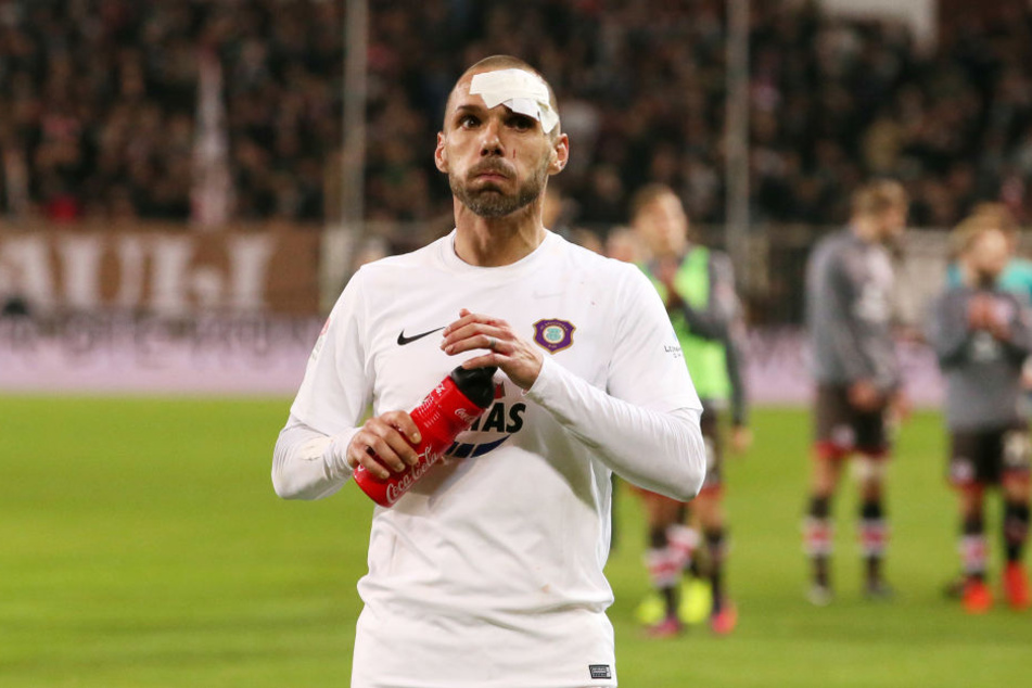 Weiße Hose, weißes Trikot und weißer Kopf: Christian Tiffert nach seinem Cut.