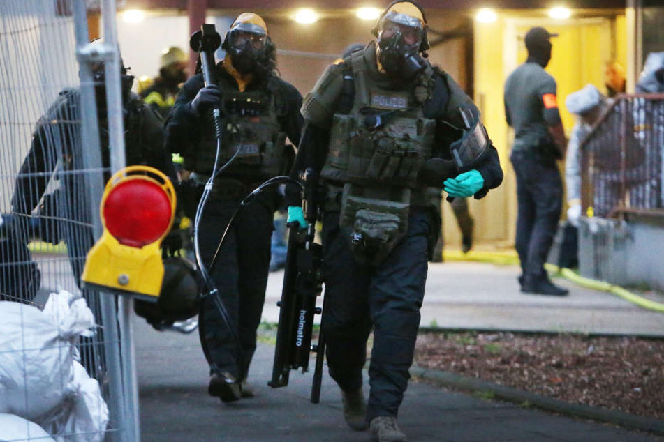 Die Ermittler hatten Gasmasken gegen das Gift aufgesetzt.