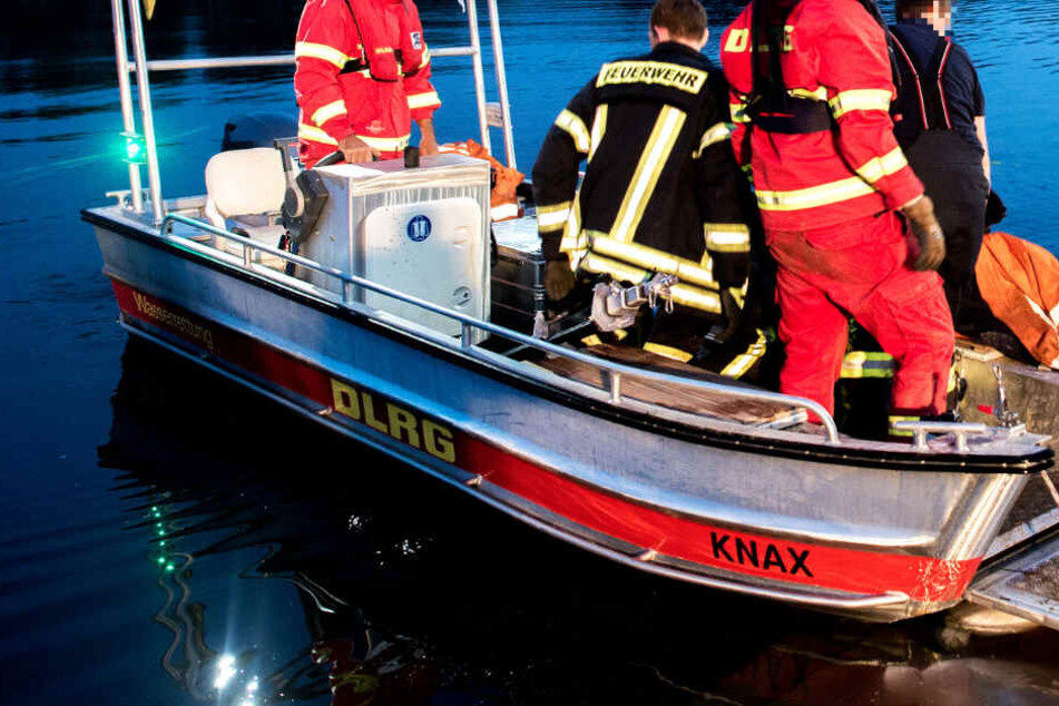 Neben der Polizei waren auch Kräfte der Deutschen Lebens-Rettungs-Gesellschaft (DLRG) und der Feuerwehr im Einsatz (Symbolbild).