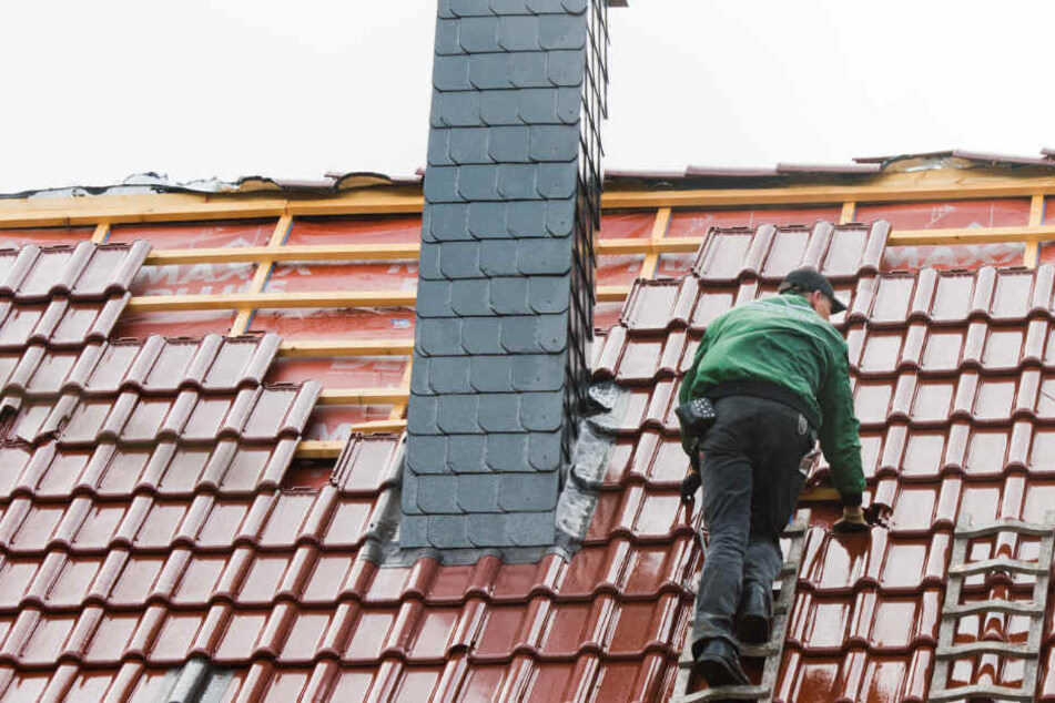 Der Dachdecker stürzte sechs Meter tief. (Symbolbild)