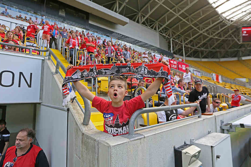 Vorm Anpfiff waren die FSV-Fans noch voller Zuversicht.