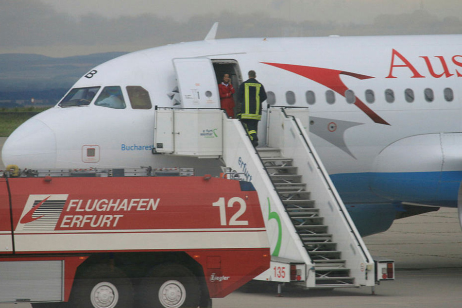 Ein Feuerwehrmann bespricht sich mit dem Bordpersonal.