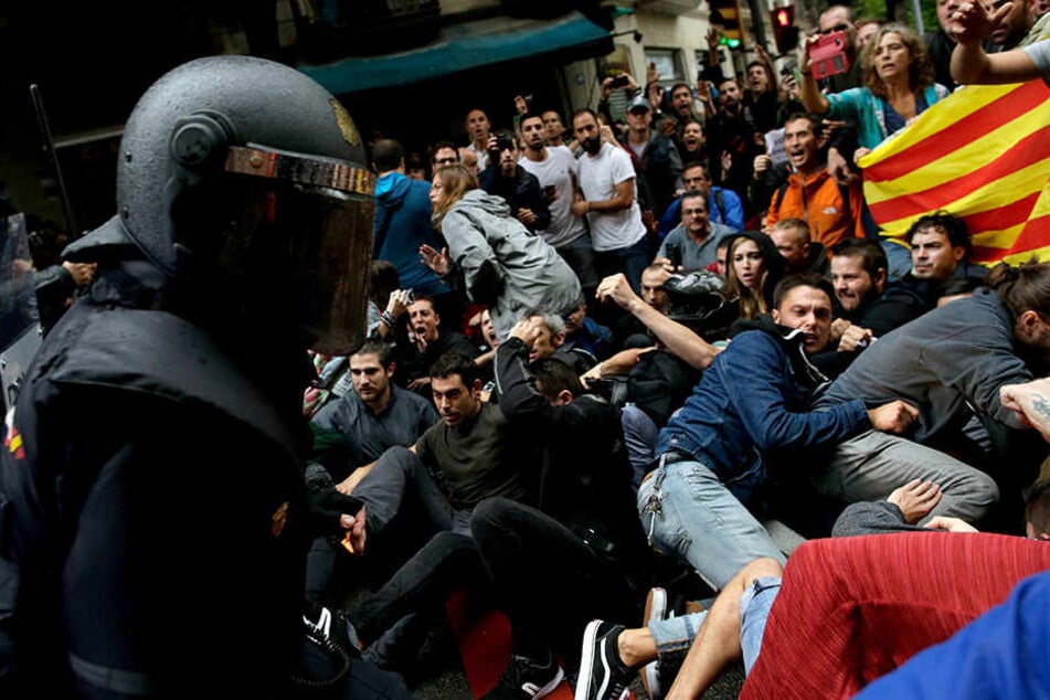 Spanische Polizisten stoßen in Barcelona (Spanien) mit Pro-Referendum Demonstranten zusammen.