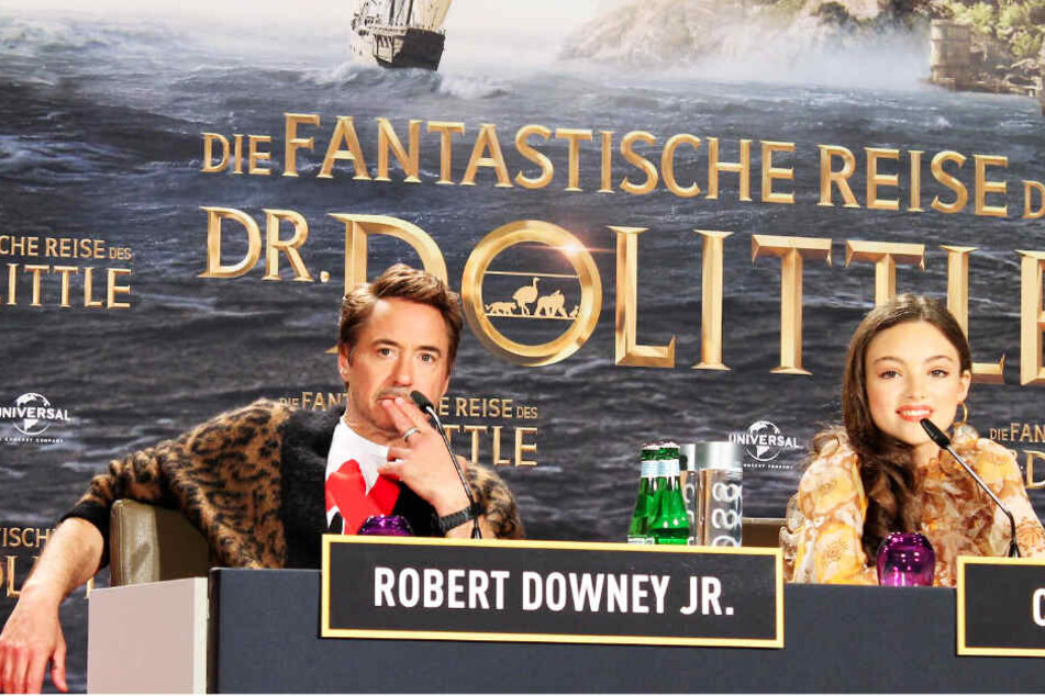 Robert Downey junior (l.) gab sich auf der Pressekonferenz ganz entspannt und spielte Co-Star Carmel Laniado immer wieder die Bälle zu.