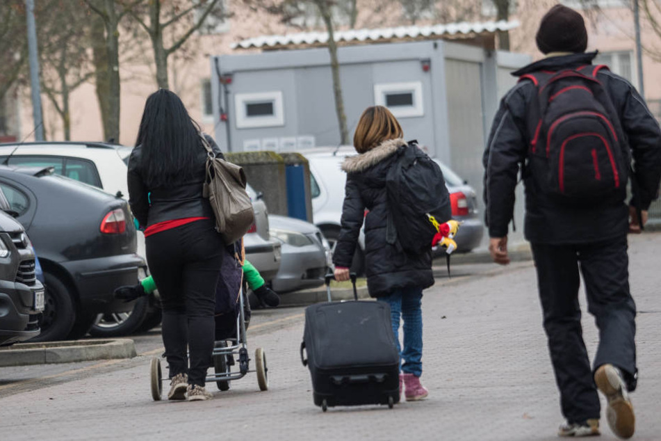 Die Anwendung des Asylrechts besagt, dass sich illegal in Deutschland aufhaltende Asylbewerber in ihre Heimatländer zurückkehren müssen.