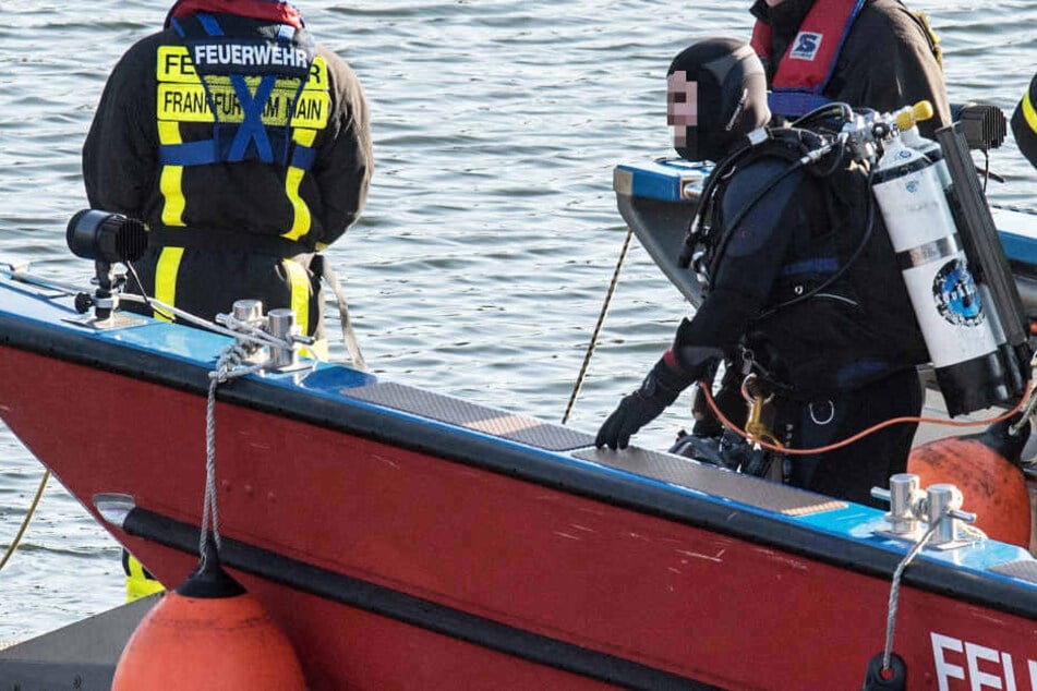 Erst eine Stunde später kehrte der Spaziergänger zurück, da trieb bereits die Leiche des 50-Jährigen im Fluss (Symbolbild).