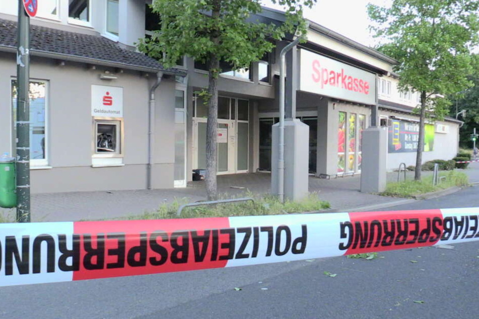 Der Tatort am Dienstagmittag in Düsseldorf: Die Polizei sicherte vor Ort Spuren.