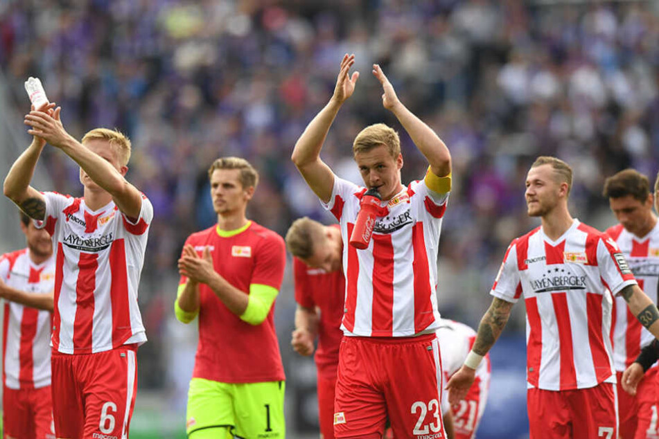 Grund zur Freude bei den Spielern von Union: Die Mannschaft siegte beim Jubiläumsspiel.
