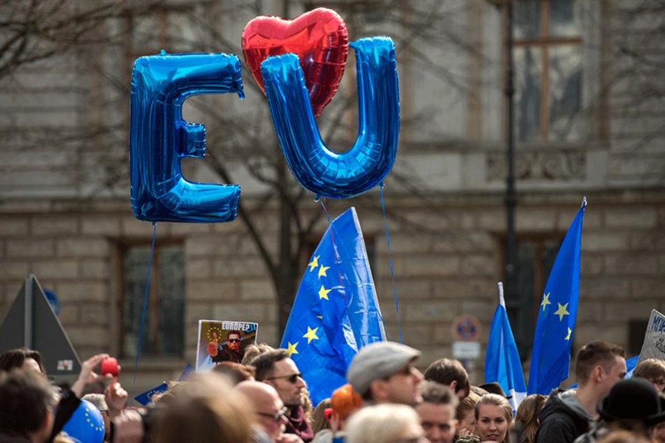 Demonstranten halten Unter den Linden bei der Demonstration des Bundesverbands Europa-Union Deutschland e.V. (EUD) Luftballons hoch, die die Kürzel "EU" bilden.