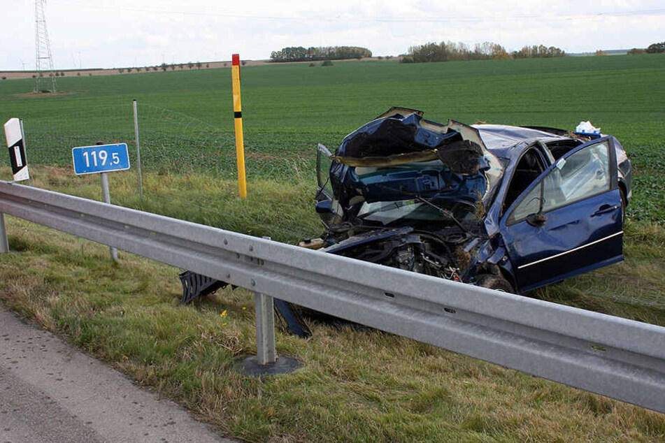 Der Peugeot schleuderte hinter die Leitplanke.