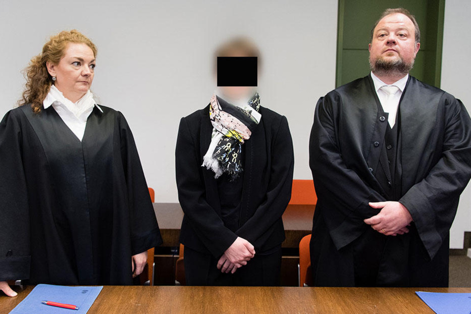 Die angeklagte Hebamme Regina K. (M) steht zu Beginn ihrer Verhandlung im Landgericht in München (Bayern) zwischen ihren Rechtsanwälten Hermann Christoph Kühn und Daniela Rose.