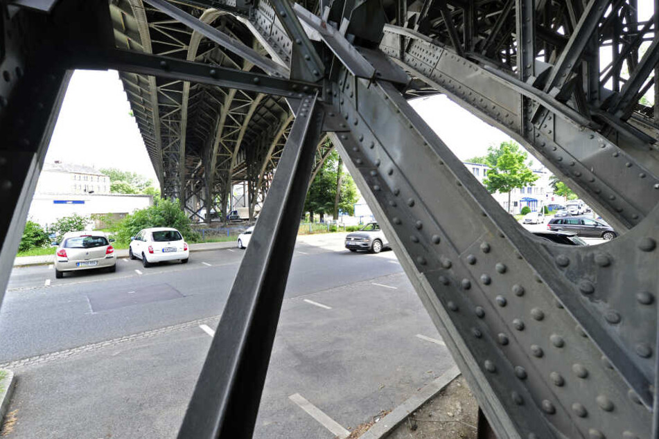 Bei der Sanierung der denkmalgeschützten Brücke soll die schwarze Farbe verschwinden.
