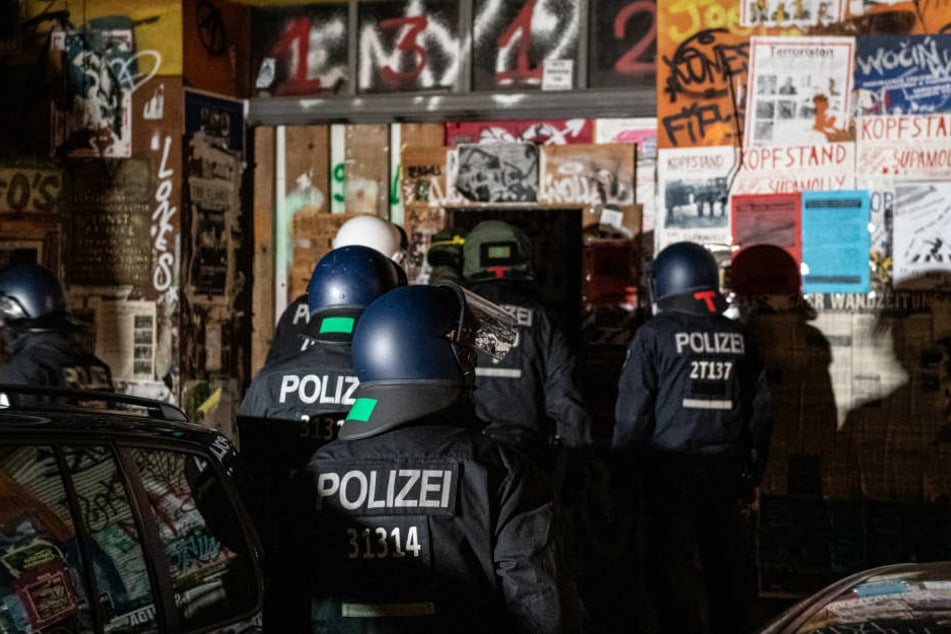 Rund 560 Polizisten durchsuchten am Donnerstagmorgen mehrere Wohnhäuser in Friedrichshain, Neukölln und Kreuzberg.