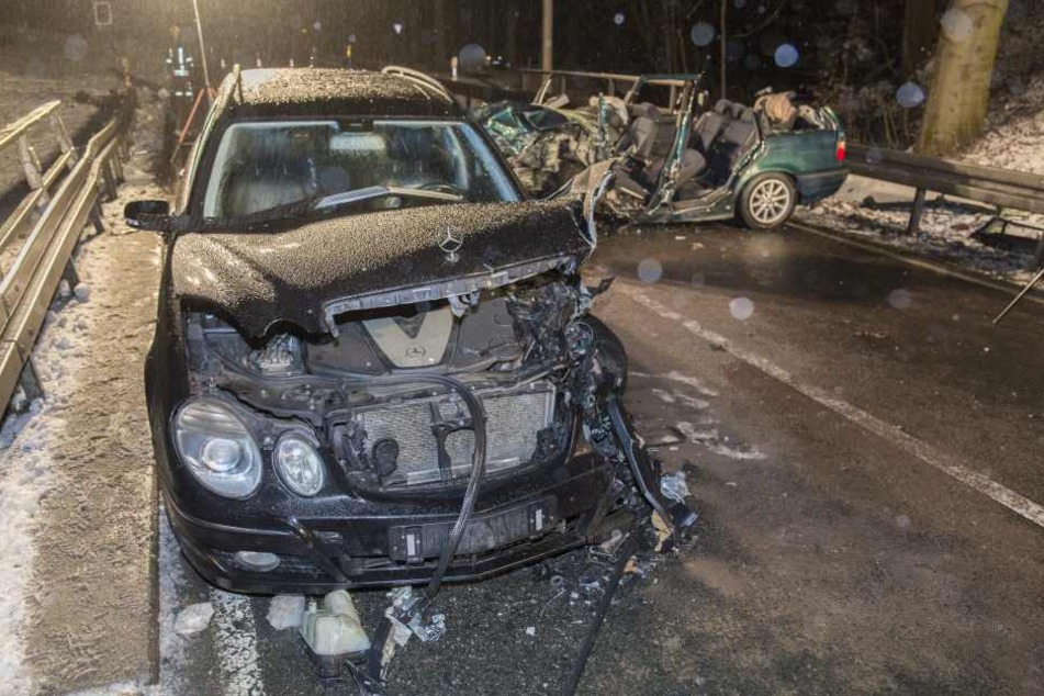 Beide Autos krachten auf der B101 frontal zusammen.