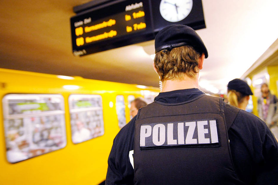 Ein Mann hat im U-Bahnhof Yorkstraße drei Obdachlose angegriffen. (Symbolbild)