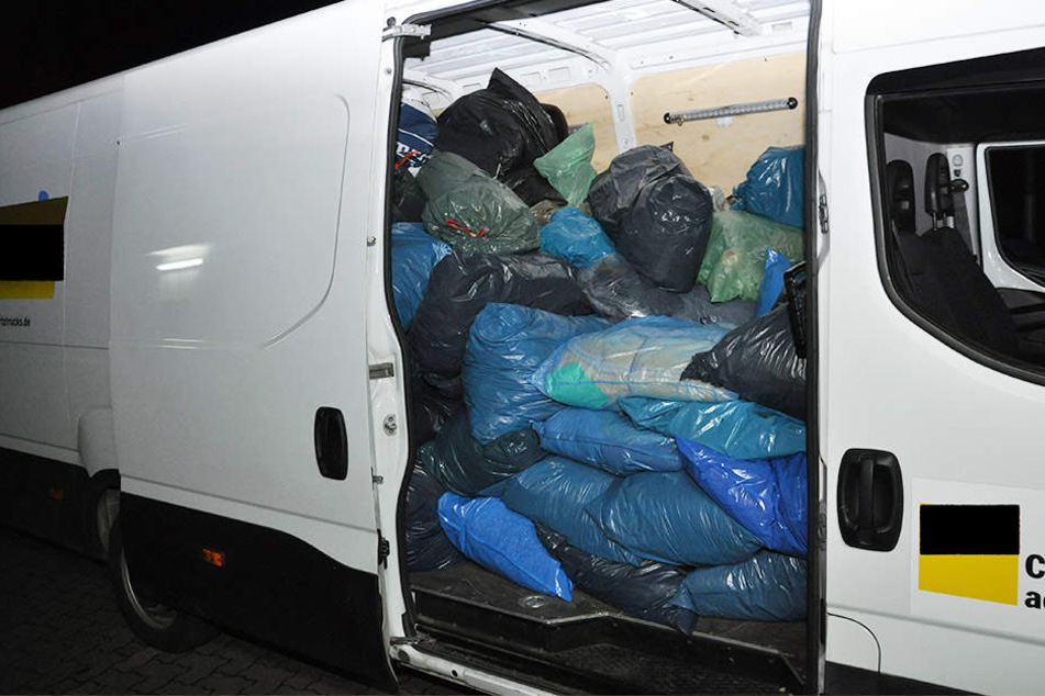 Bis oben hin war der Kleintransporter der Diebe mit Altkleidern voll.