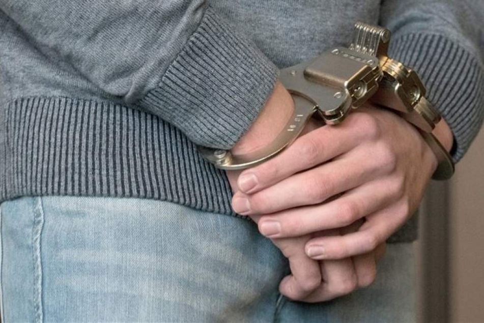 Der 60-Jährige befindet sich in Untersuchungshaft. Die Polizei befürchtet, dass es noch weitere Opfer gibt. (Symbolbild)