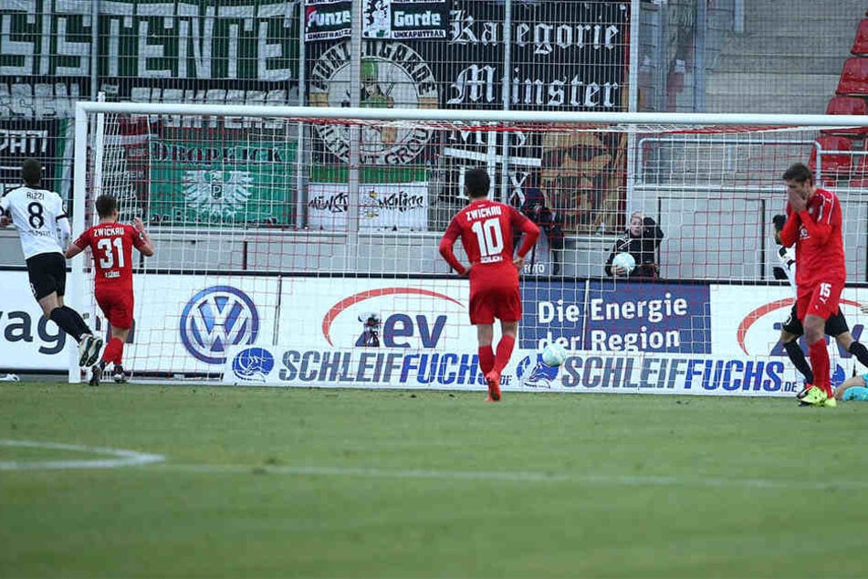 Michele Rizzi trifft zum 1:0 für Münster per Elfmeter. Die Zwickauer sind konsterniert.