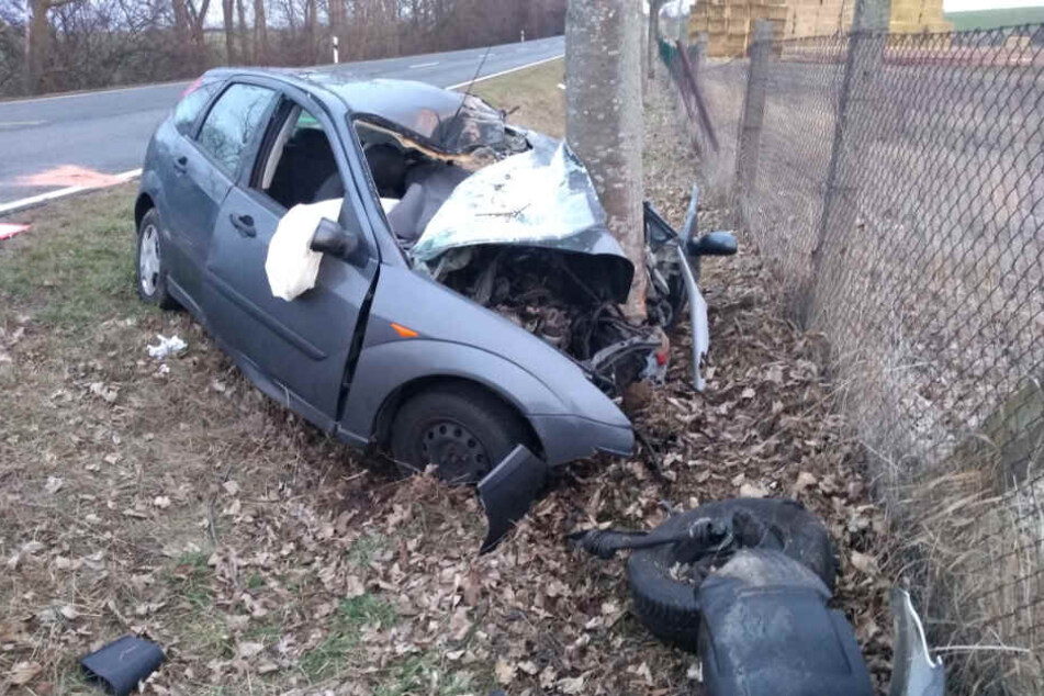 Im Harz ist am Mittwoch ein Autofahrer nach einem schweren Unfall gestorben.