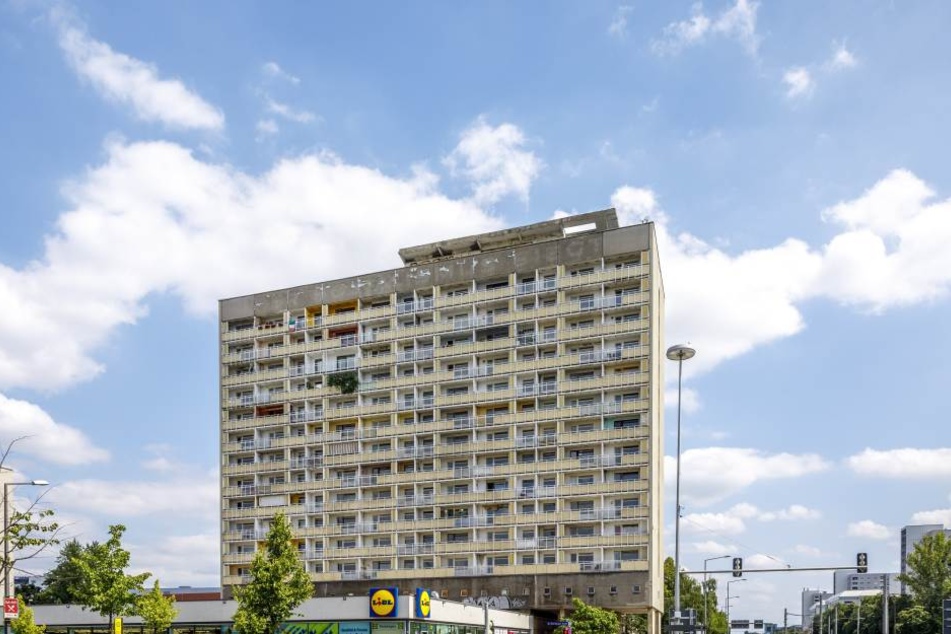 Das markante DDR-Hochhaus am Pirnaischen Platz (offiziell Grunaer Straße 5)
wurde von 1964 bis 1966 gebaut.