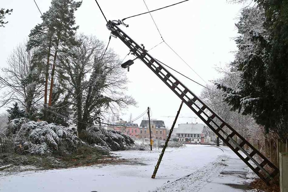 An der Zwickauer Staatsstraße in Meerane traf es einen Strommast.