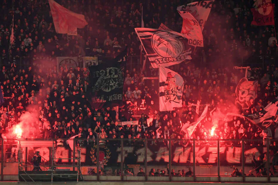 Einige "Fans" konnten es auch in Mailand nicht sein lassen und zündeten Pyrotechnik.