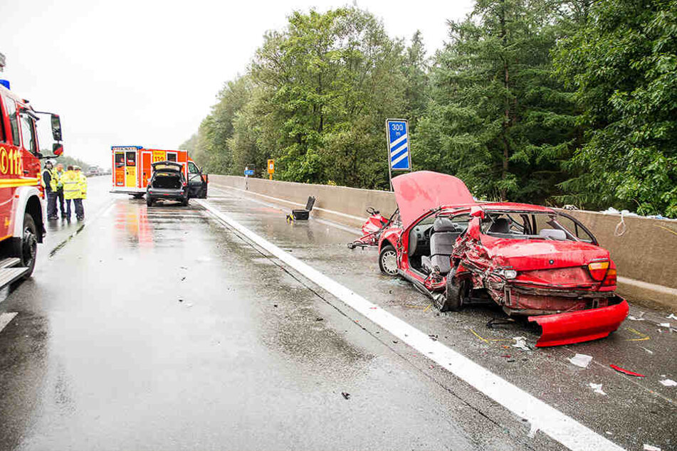 Drei Schwerverletzte holte die Feuerwehr aus dem Mitsubishi.