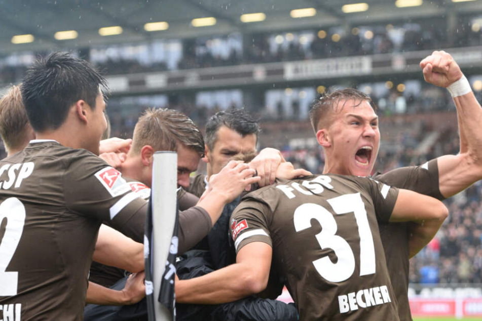 Spieler des FC St. Pauli jubeln. (Symbolbild)