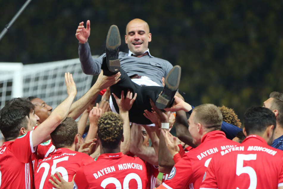 Pep Guardiola wird nach dem gewonnen DFB-Pokalfinale 2016 gegen den BVB von den Bayern-Spielern gefeiert.
