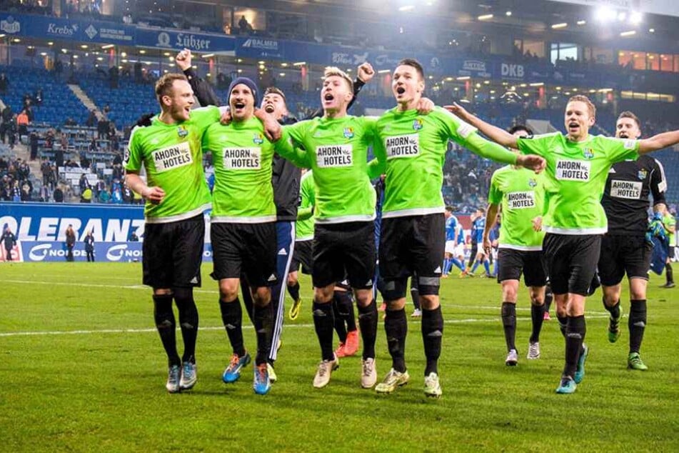 Die Stimmung war nach dem Sieg in Rostock prächtig.