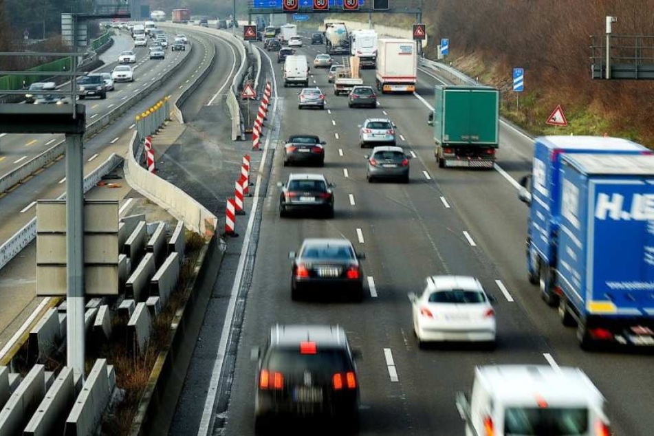 Die Flüchtlinge befanden sich auf dem Dach eines Lkw. (Symbolbild)