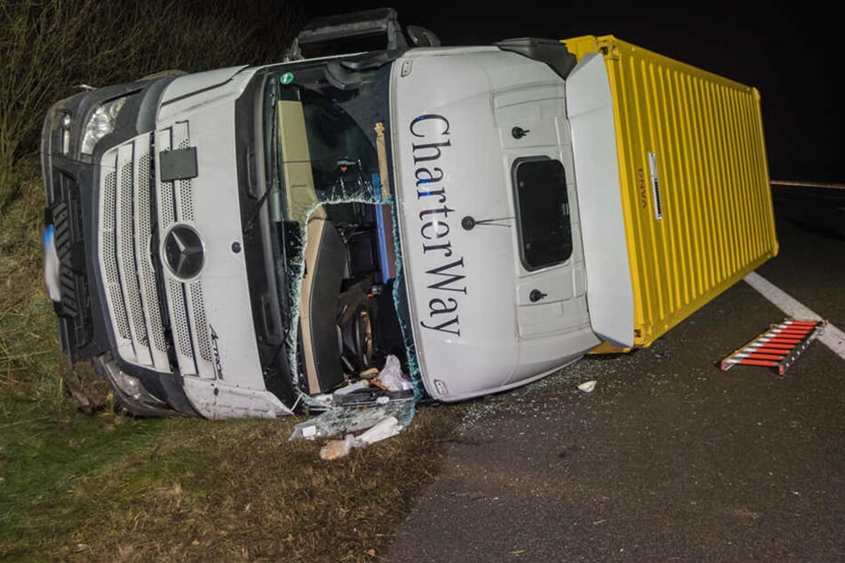 Der Fahrer musste aus seinem Führerhaus befreit werden. Er wurde leicht verletzt.