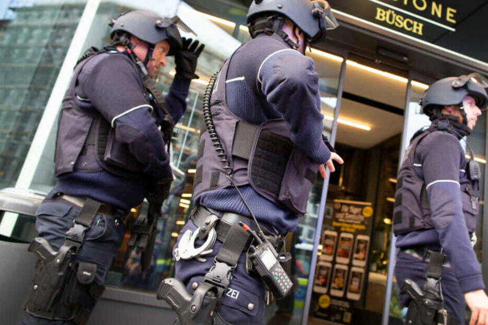 Zeugen hatten die Polizei wegen der Schüsse in der Düsseldorf Innenstadt alarmiert, die daraufhin mit einer Hundertschaft anrückte.