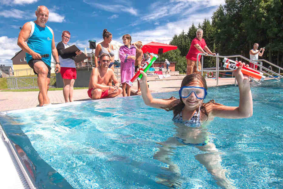 Gute Laube trotz launischem Wetter beim Badfest in Einsiedel. Lilli (10)
nutzte den Sonnenschein zum Tauchen.