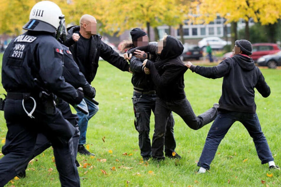 Ein Mann schlug einer Polizistin mit der Faust ins Gesicht, sie kam mit Verletzungen ins Krankenhaus (Archivbild).