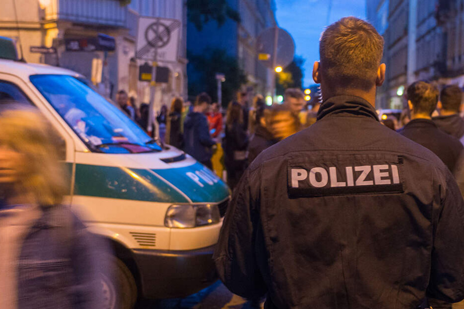 Ein Polizist im Einsatz in der Dresdner Neustadt. (Archivbild)