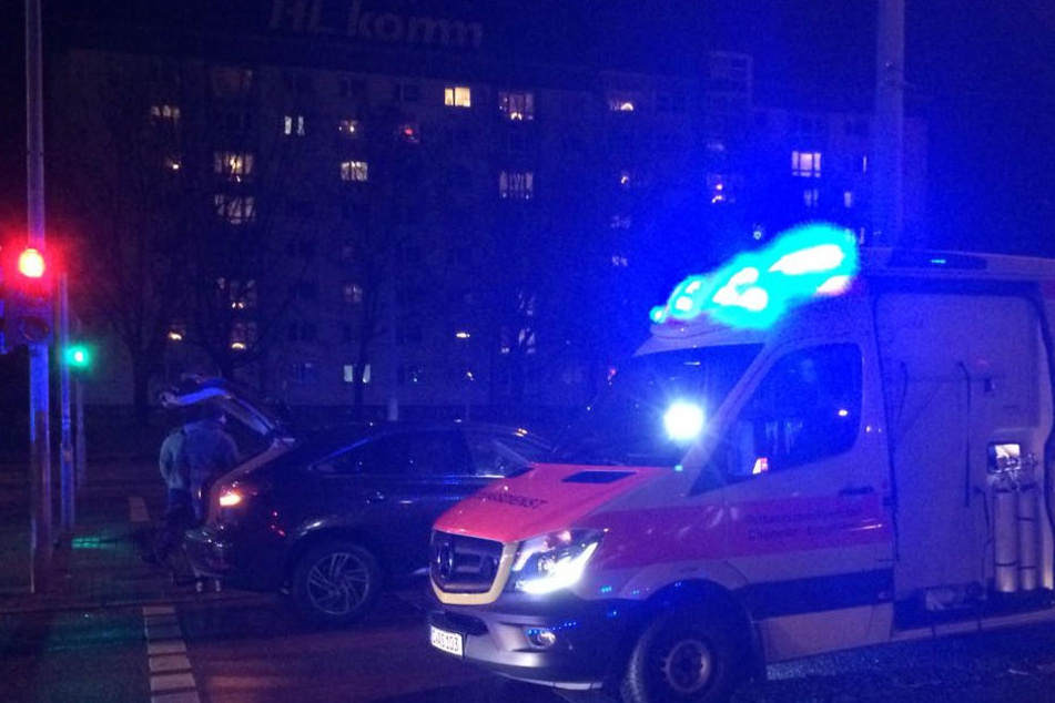 An der Fußgängerampel lief die Frau direkt in einen Lexus.